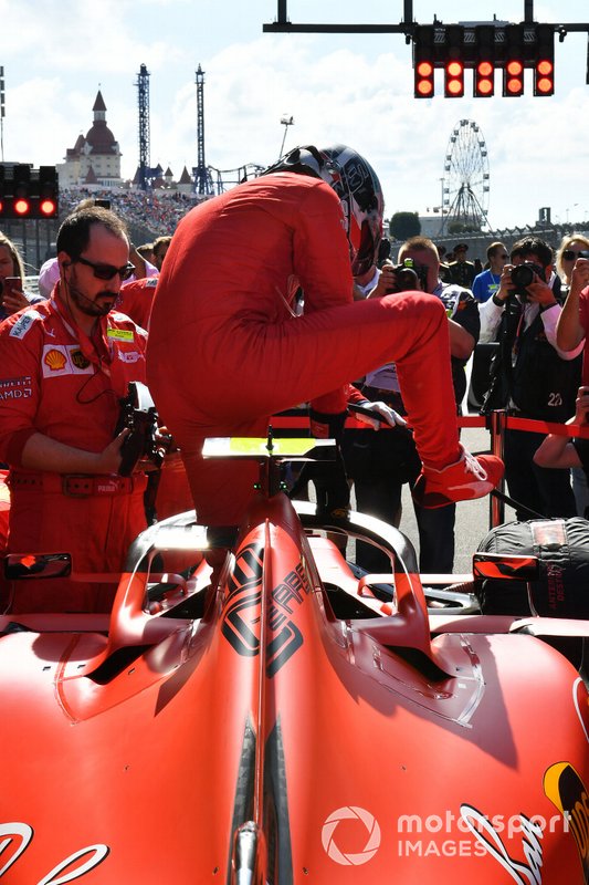 Charles Leclerc, Ferrari, entra in auto
