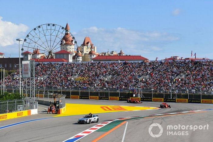 El Coche de Seguridad lidera Sebastian Vettel, Ferrari SF90, y Charles Leclerc, Ferrari SF90