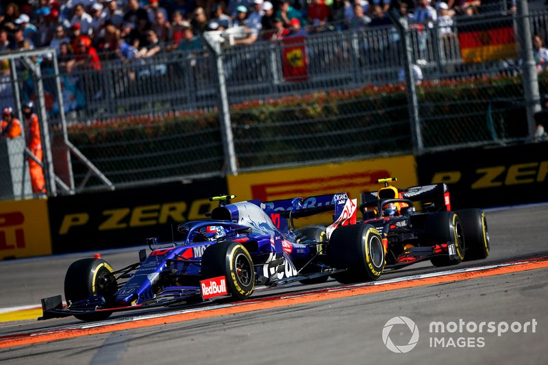 Pierre Gasly, Toro Rosso STR14, devant Alex Albon, Red Bull RB15