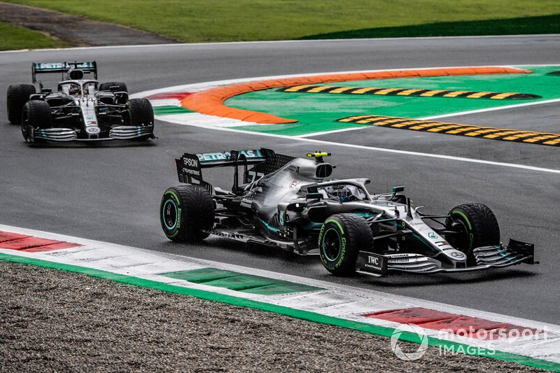 Valtteri Bottas, Mercedes AMG W10, precede Lewis Hamilton, Mercedes AMG F1 W10