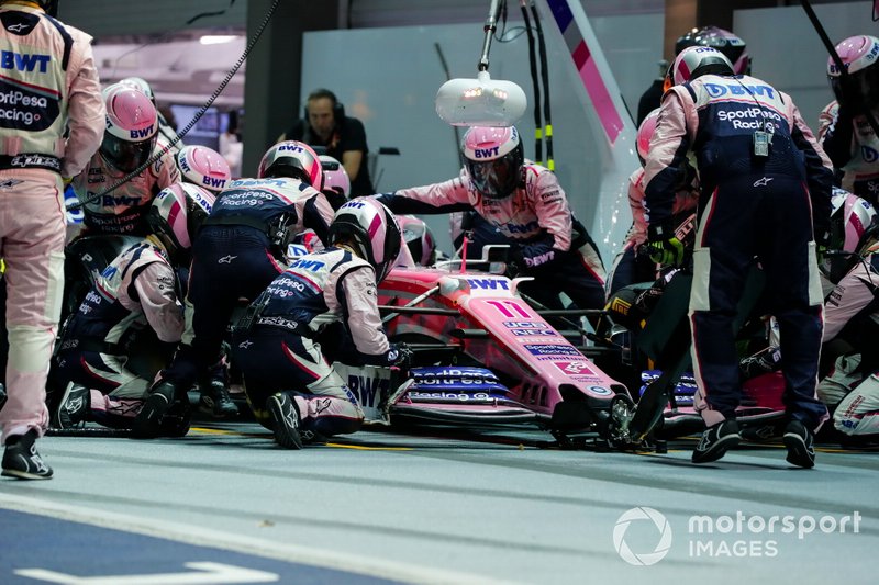 Sergio Perez, Racing Point RP19, fa un pit stop