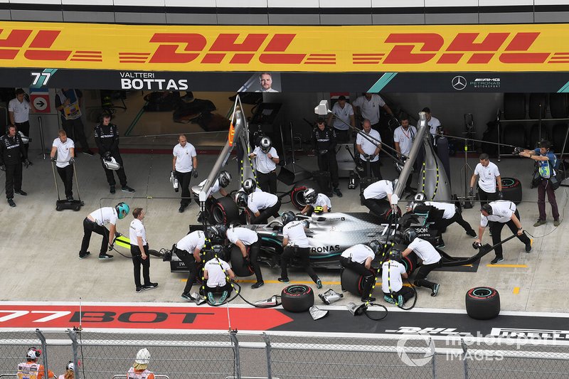 Valtteri Bottas, Mercedes AMG W10, makes a pit stop during practice