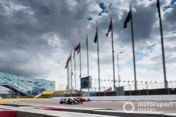 Pierre Gasly, Toro Rosso STR14, Sebastian Vettel, Ferrari SF90