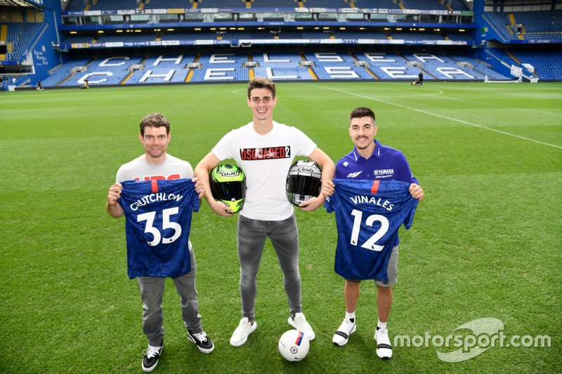 Maverick Viñales (Yamaha) e Cal Crutchlow (LCR Honda) visitano il ponte di Stamford con il portiere del Chelsea Kepa