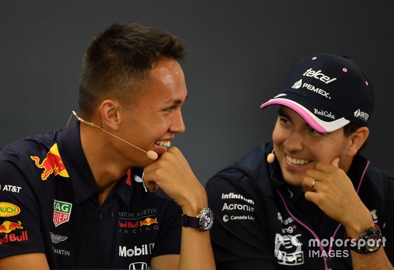 Alexander Albon, Red Bull, e Sergio Perez, Racing Point
