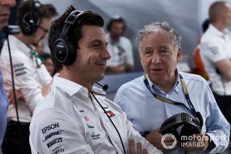 Toto Wolff, Director Ejecutivo (Negocios), Mercedes AMG, observa la calificación con Jean Todt, Presidente, FIA