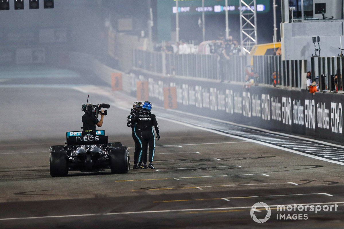 Valtteri Bottas, Mercedes-AMG F1, 2ª posición, y Lewis Hamilton, Mercedes-AMG F1, 3ª posición, se felicitan mutuamente en la parrilla después de la carrera.