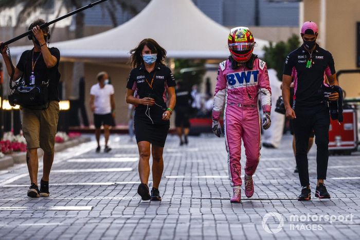 Sergio Pérez, Racing Point, regresa después de retirarse de la carrera