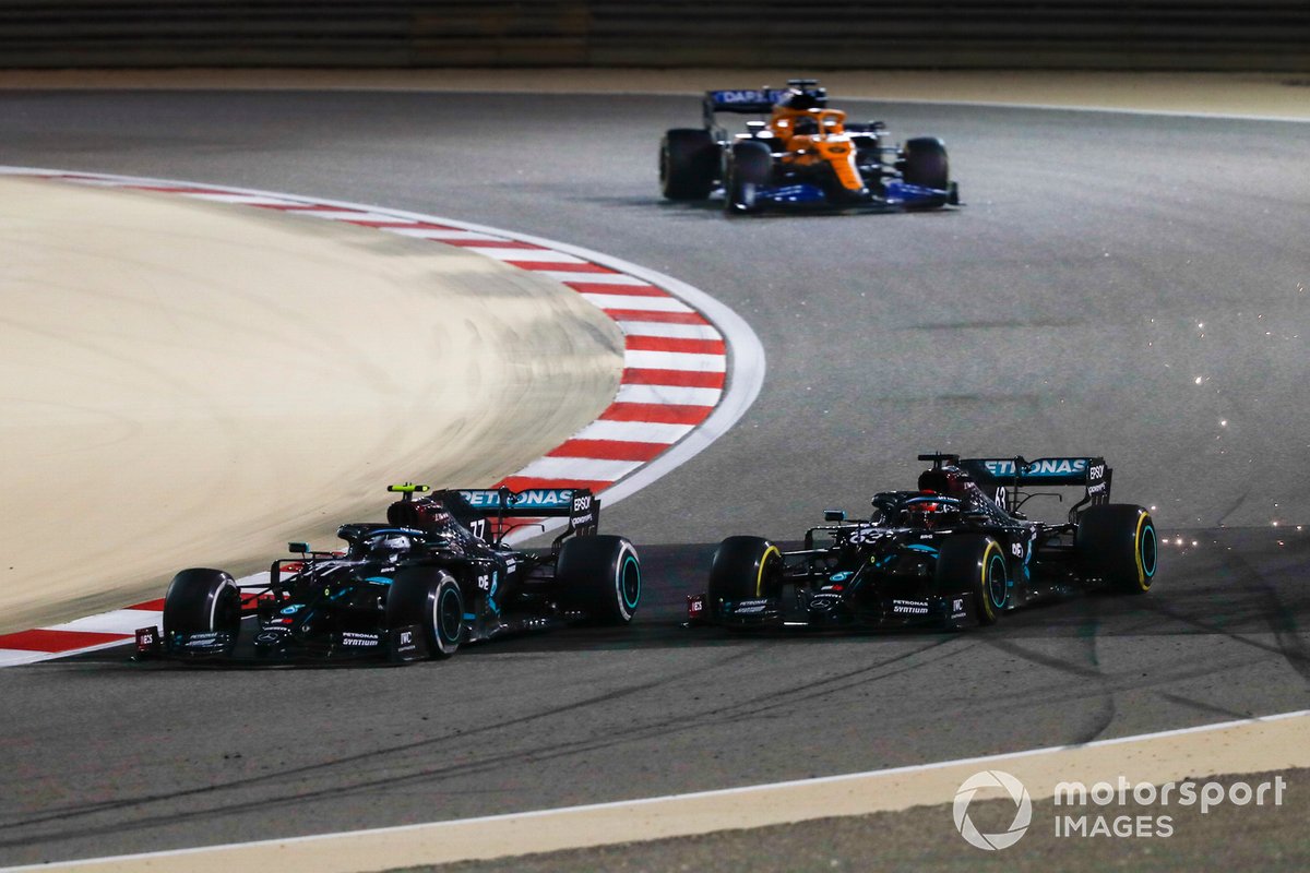 Valtteri Bottas, Mercedes F1 W11, in battaglia con George Russell, Mercedes F1 W11