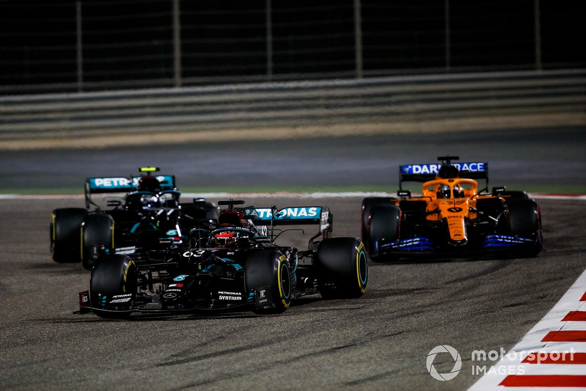 George Russell, Mercedes F1 W11, Carlos Sainz Jr., McLaren MCL35, e Valtteri Bottas, Mercedes F1 W11