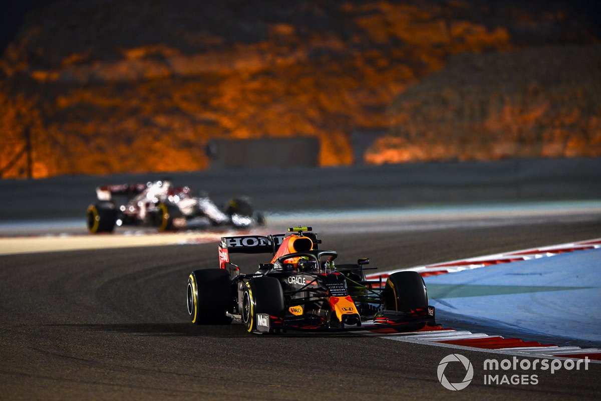 Sergio Pérez, Red Bull Racing RB16B, Kimi Raikkonen, Alfa Romeo Racing C41