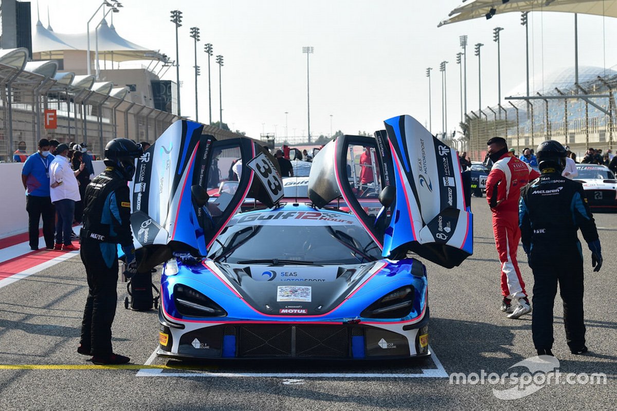 #33 2 Seas Motorsport, McLaren 720S GT3: Isa Bin Abdullah Alkhalifa, Ben Barnicoat, Martin Kodric