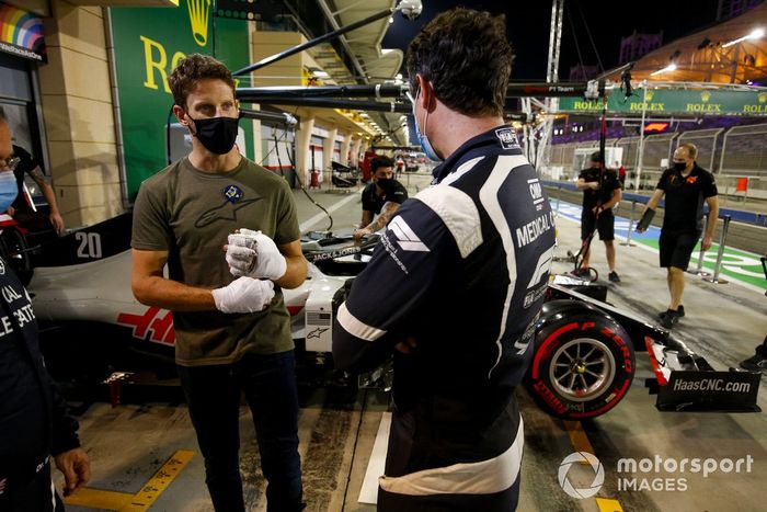 Romain Grosjean, Haas F1 se reúne con el doctor Ian Robert y el piloto del coche médico Alan van der Merwe que lo asistió en su accidente