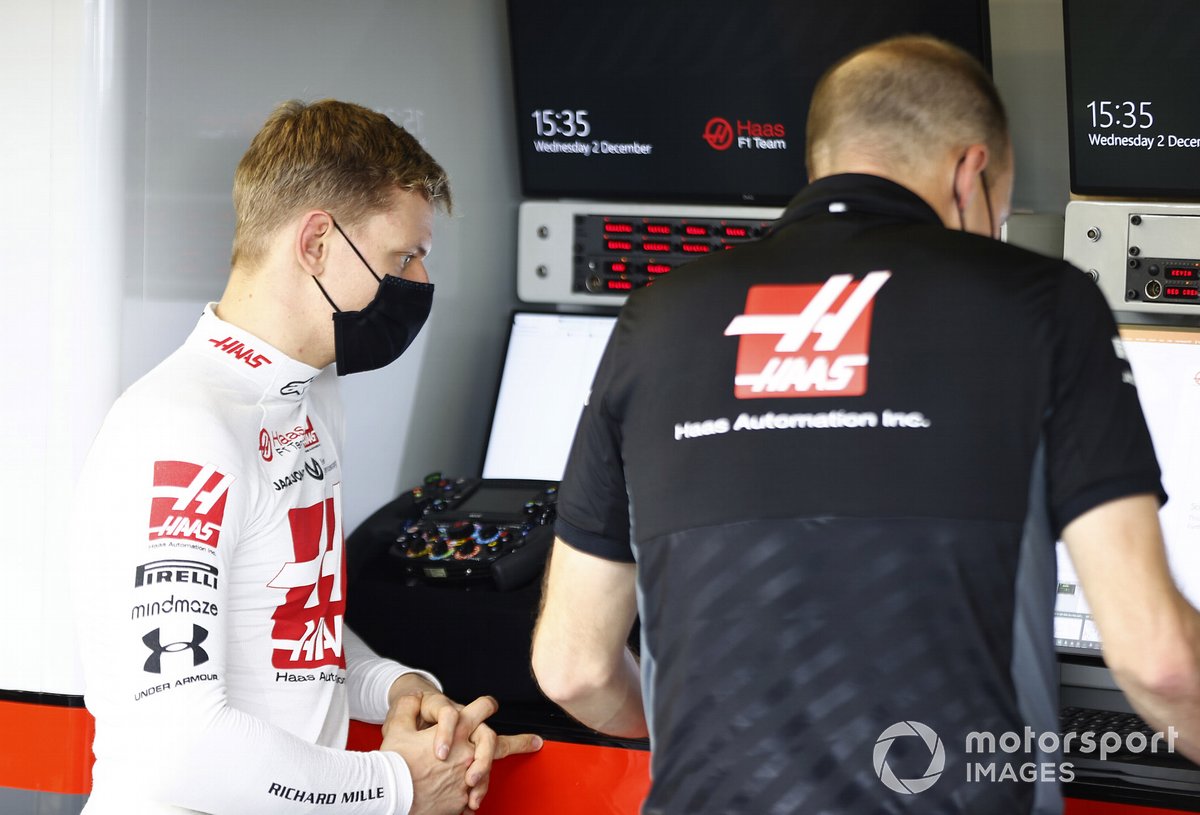 Mick Schumacher speaks with race engineer Gary Gannon