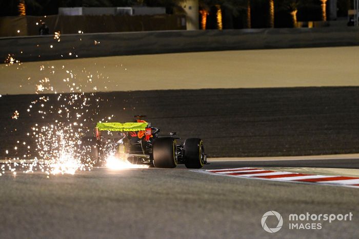 Chispas vuelan del coche de Max Verstappen, Red Bull Racing RB16