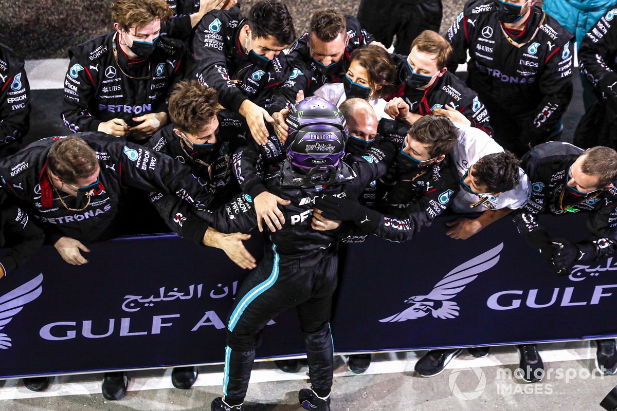 Lewis Hamilton, Mercedes festeggia la vittoria nel Parco chiuso con il suo team