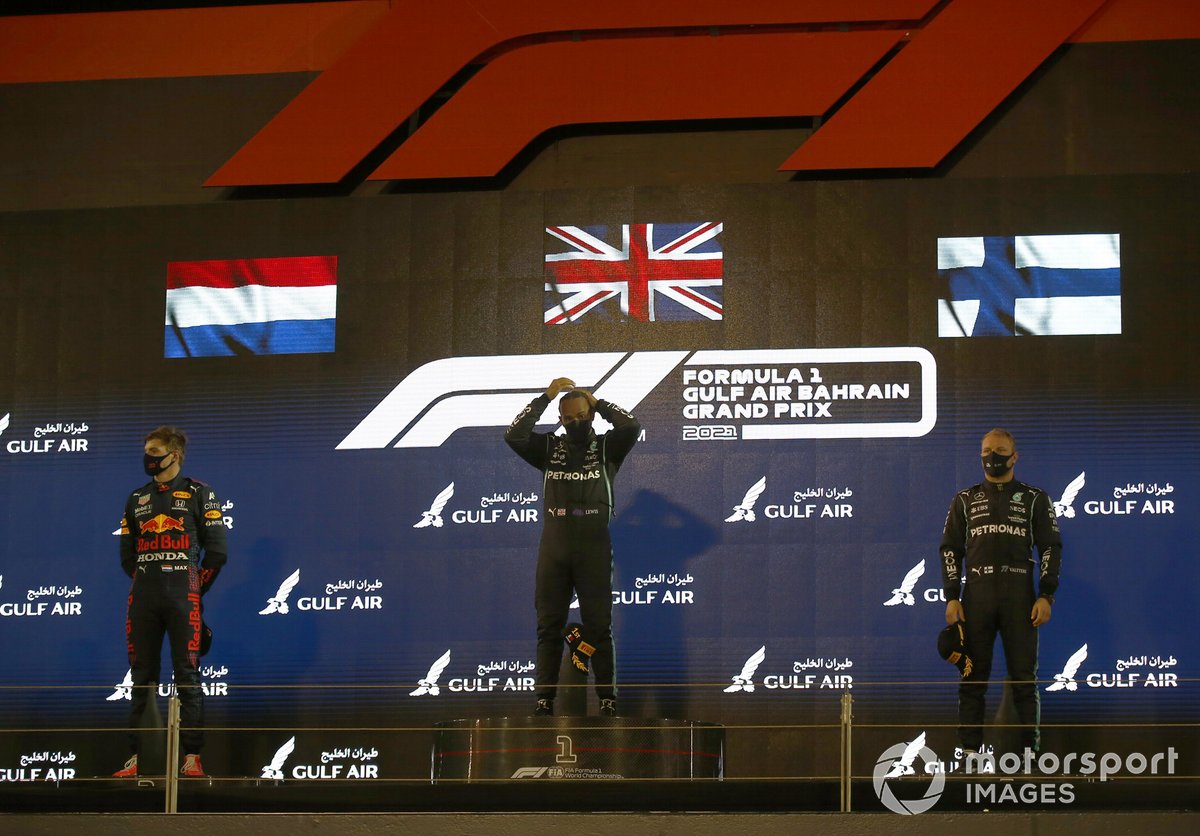 Podio: ganador Lewis Hamilton, Mercedes, segundo lugar Max Verstappen, Red Bull Racing y el tercer lugar Valtteri Bottas, Mercedes
