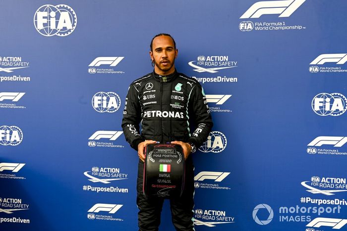 Ganador de la pole Lewis Hamilton, Mercedes, con el premio Pirelli Pole Position