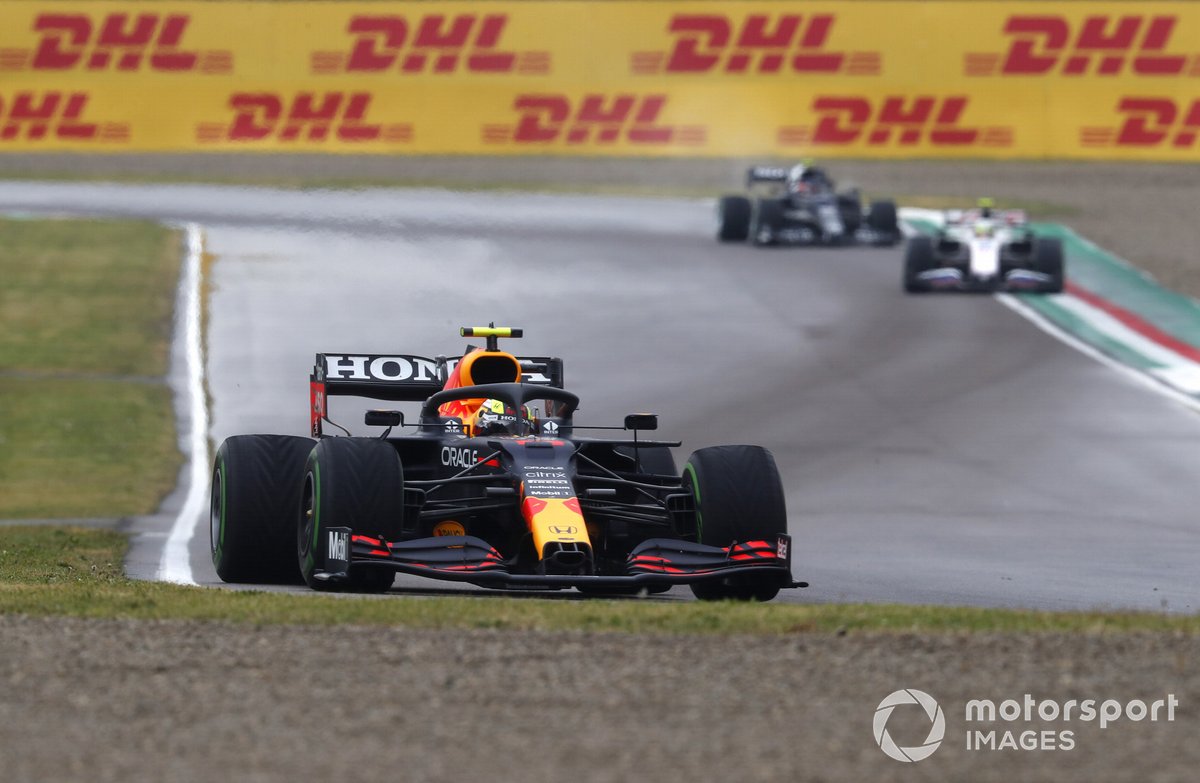 Sergio Pérez, Red Bull Racing RB16B, Mick Schumacher, Haas VF-21
