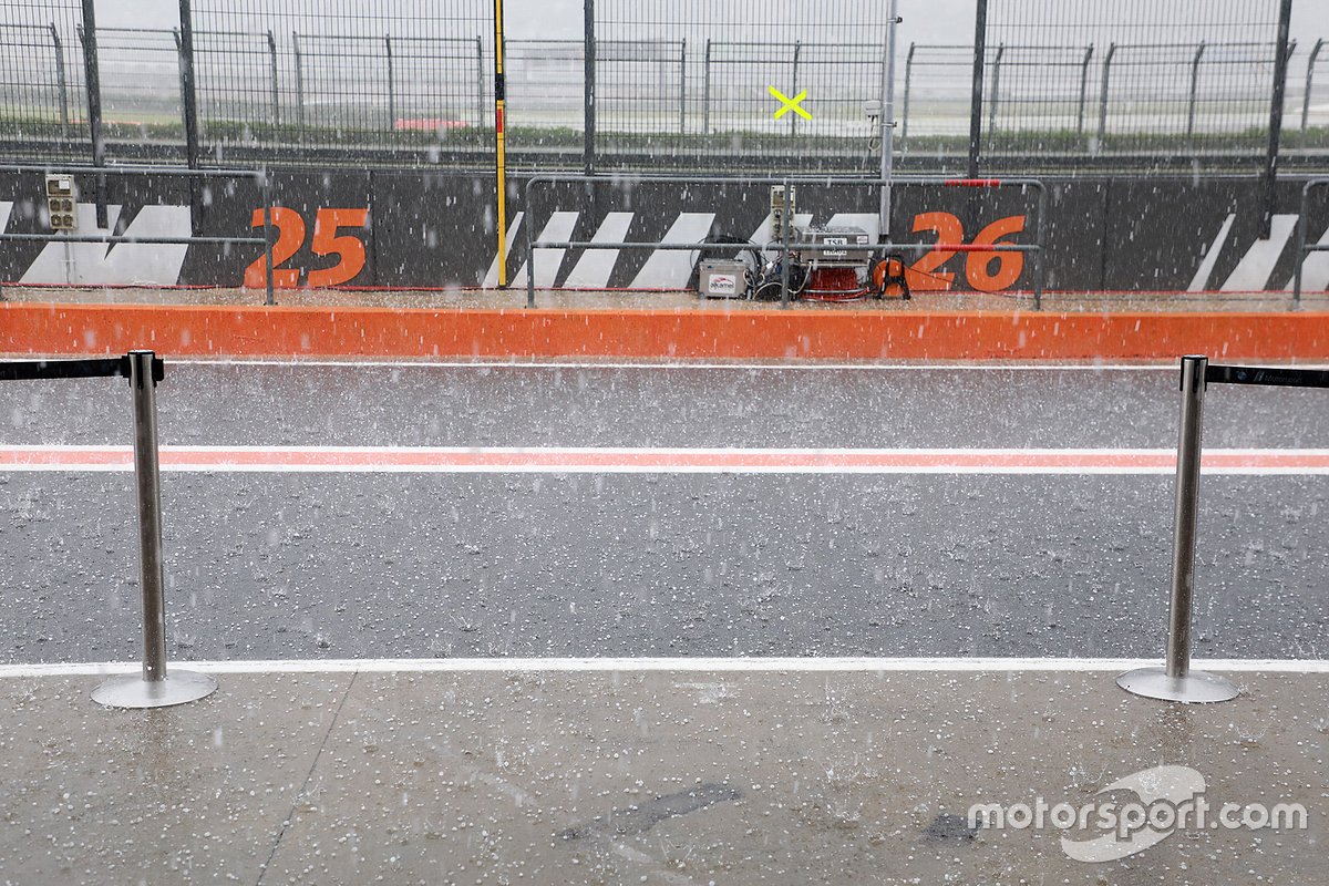 Lluvia sobre el pitlane