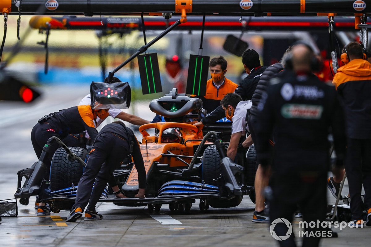 Carlos Sainz Jr., McLaren MCL35, ai box