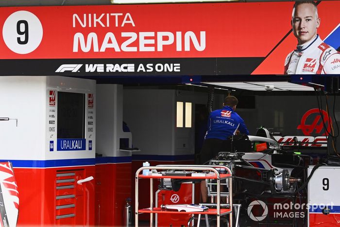Un mecánico trabaja en el coche de Nikita Mazepin, Haas VF-21 