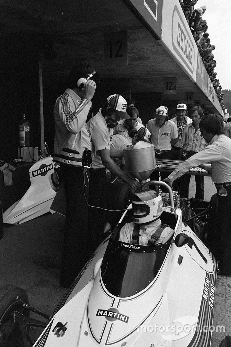 El Brabham BT44B Ford de Carlos Reutemann se llena de combustible en los pits mientras Bernie Ecclestone y Gordon Murray miran