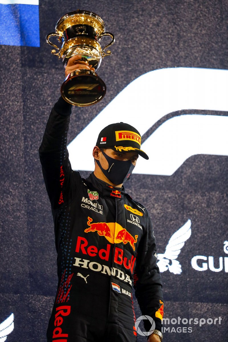 Max Verstappen, Red Bull Racing, 2+ posto, con il suo trofeo