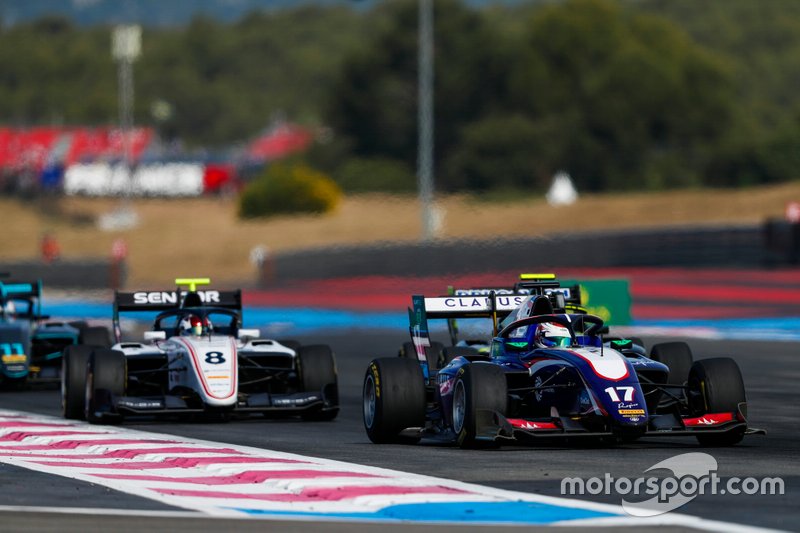 Devlin DeFrancesco, Trident, leads Fabio Scherer, Sauber Junior Team by Charouz