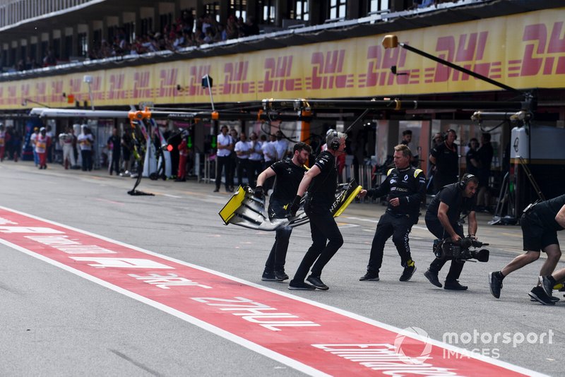 Механики Renault Sport F1 Team и сломанное переднее антикрыло R.S.19 Нико Хюлькенберга