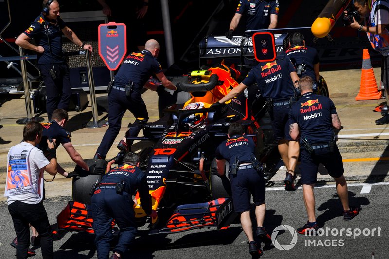 Pierre Gasly, Red Bull Racing RB15, viene riportato nel garage