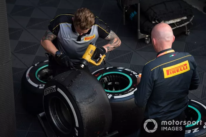 Técnicos pirelli trabajan en algunos neumáticos