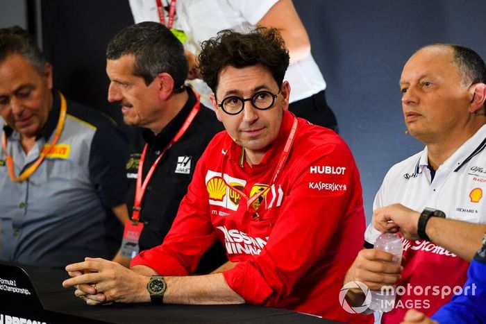 Guenther Steiner, director del equipo, Haas F1, Mattia Binotto, director del equipo Ferrari, y Frederic Vasseur, director del equipo, Alfa Romeo Racing, en la conferencia de prensa de los directores de equipo