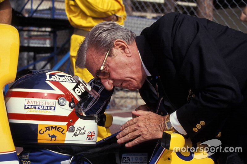 Jean-Marie Balestre parle à Nigel Mansell, Williams FW14B Renault, sur la grille