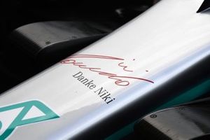 Il logo Danke Niki sulla parte frontale della Mercedes AMG W10 in tributo a Niki Lauda