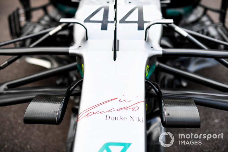 Homenaje a Niki Lauda en el Mercedes