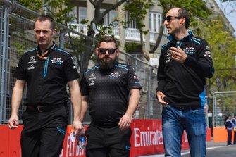 Robert Kubica, Williams Racing parcourt la piste à pied avec son équipe