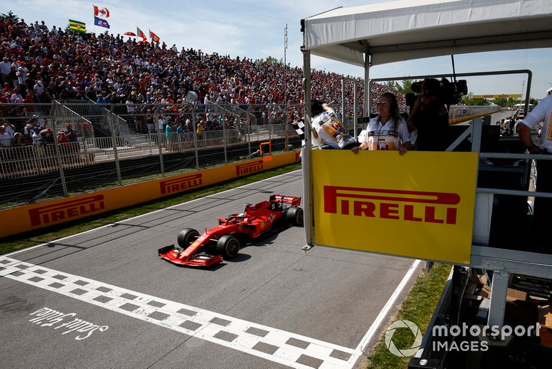 Sebastian Vettel, Ferrari SF90, 2ª posición, toma la bandera a cuadros, primero en la carretera