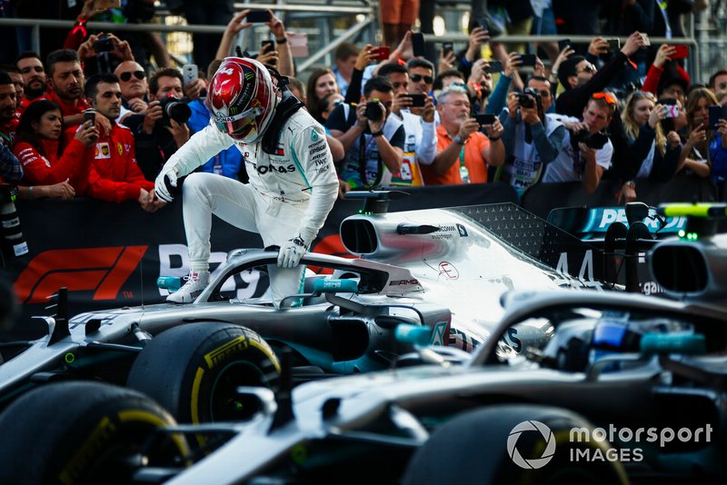 Lewis Hamilton, Mercedes AMG F1, secondo, esce dalla monoposto al Parco Chiuso