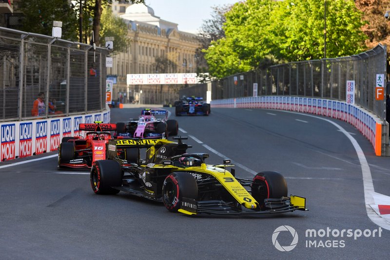 Daniel Ricciardo, Renault R.S.19, precede Charles Leclerc, Ferrari SF90