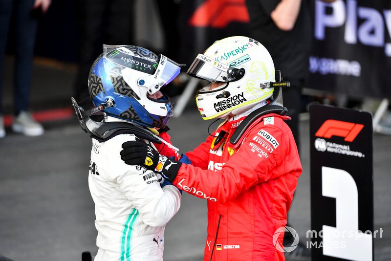 Обладатель третьего места Себастьян Феттель, Ferrari, и победитель Валттери Боттас, Mercedes AMG F1