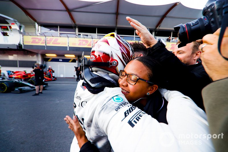 Lewis Hamilton, Mercedes AMG F1, secondo, festeggia al Parco Chiuso con il team