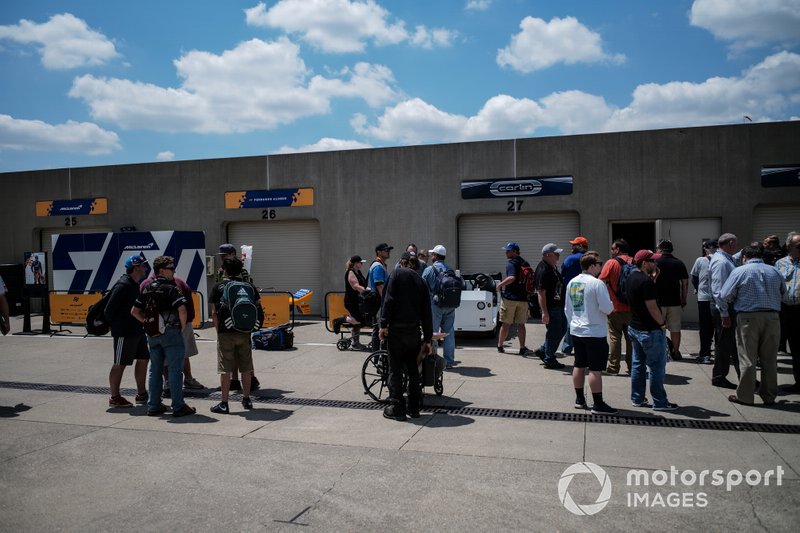 Fernando Alonso, McLaren Racing Chevrolet, garage, fan