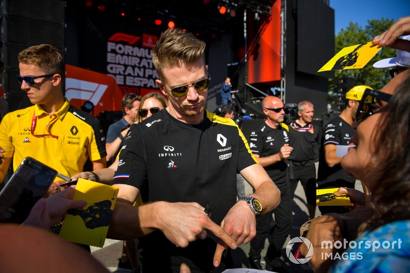 Nico Hulkenberg, Renault F1 Team signs an autograph for fan 