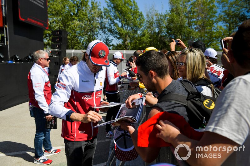 Antonio Giovinazzi, Alfa Romeo Racing signs an autograph for fan