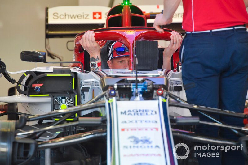 Kimi Raikkonen, Alfa Romeo Racing talks to engineers