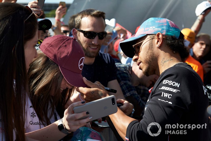 Lewis Hamilton, Mercedes AMG F1 signs an autograph for a fan