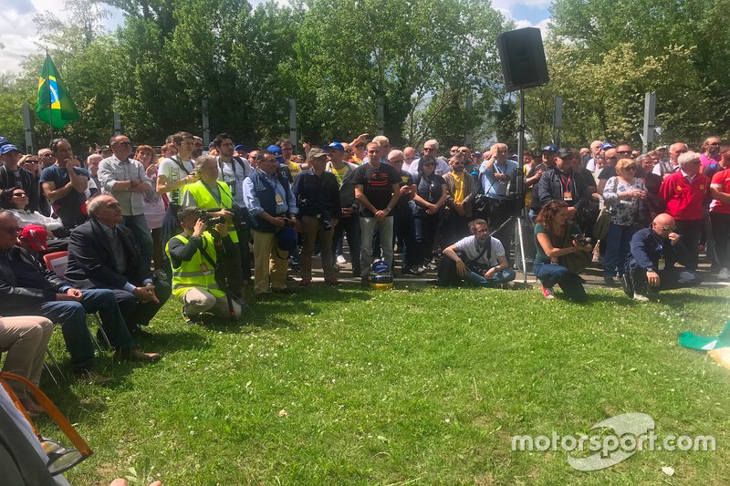 Los aficionados observan la celebración de la misa