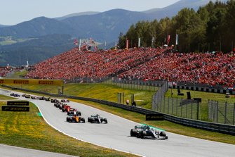 Valtteri Bottas, Mercedes AMG W10, voor Lando Norris, McLaren MCL34, Lewis Hamilton, Mercedes AMG F1 W10, Kimi Raikkonen, Alfa Romeo Racing C38, Sebastian Vettel, Ferrari SF90, Max Verstappen, Red Bull Racing RB15, en de rest van het veld na de start