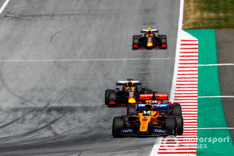 Lando Norris, McLaren MCL34, precede Sebastian Vettel, Ferrari SF90, Max Verstappen, Red Bull Racing RB15, e Pierre Gasly, Red Bull Racing RB15